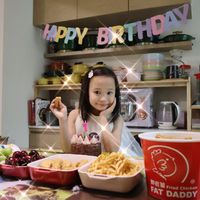 可能是 1 人、炒麵和文字的圖像