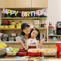 可能是 1 人、食物和文字的圖像
