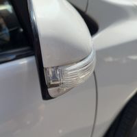 可能是後視鏡和汽車的圖像