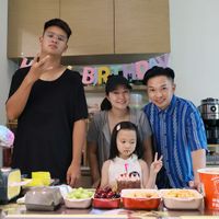 可能是 3 個人、食物和文字的圖像