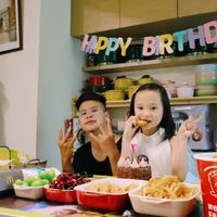 可能是 1 人、食物和文字的圖像