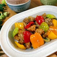 可能是肉排、烤羊肉串和顯示的文字是「 STAUB STA STAUB 」的圖像