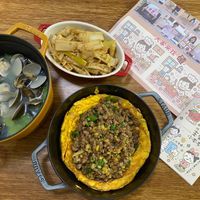 可能是炒飯、西班牙大鍋飯和文字的圖像