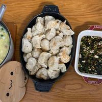 可能是粥、豆腐和顯示的文字是「 UB STAUE SUADS 」的圖像