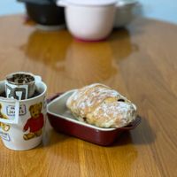 可能是咖啡杯、半圓形餡餅和巴布卡麵包的圖像