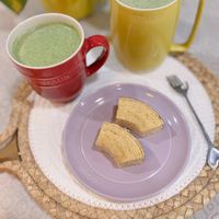 可能是咖啡、燕麥餅乾和咖啡杯的圖像