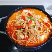 可能是拉麵、豆腐、麵和文字的圖像