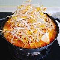 可能是拉麵、豆腐、麵和文字的圖像