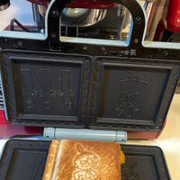可能是鬆餅機和文字的圖像