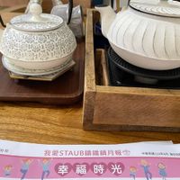 可能是泡茶器和顯示的文字是「發行堡 1,000 份 中華民國114年4月 第5008期 我愛STAUB鎮鐵鍋月報 幸福時光 一 光」的圖像