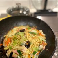 可能是拉麵、炒麵、麵和義大利麵的圖像