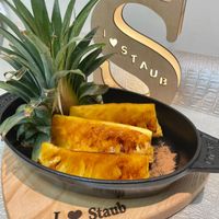 可能是水果和顯示的文字是「 ቄ SAアUB T S B I Staub 」的圖像