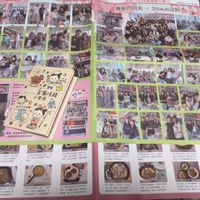 可能是 2 個人、票根、書報攤和文字的圖像