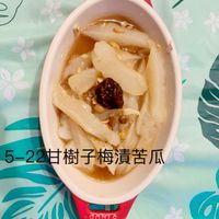 可能是粥、甜點、龍眼和顯示的文字是「 SIBAUBA DAUG 5-2 甘樹子梅漬苦瓜 ਜ, BHVIS KERA 00 」的圖像