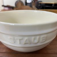 可能是顯示的文字是「 STAUB 」的圖像