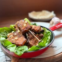 可能是豆腐、肉排、燉小牛膝和文字的圖像