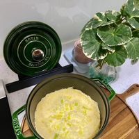 可能是粥和顯示的文字是「山$ STAUB STAUB K 」的圖像