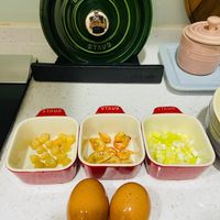 可能是蛋黃和水波蛋的圖像