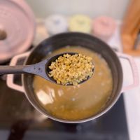 可能是北非小米飯、粥和木湯匙的圖像