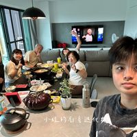 可能是 6 個人、起司火鍋、火鍋和文字的圖像