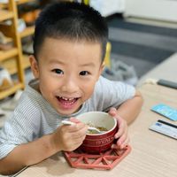 可能是 1 人、小孩、拉麵和文字的圖像