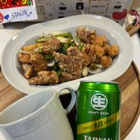 可能是啤酒、豆腐、炸丸子和文字的圖像