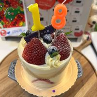 可能是草莓、戚風蛋糕和顯示的文字是「 18 g STADE 」的圖像