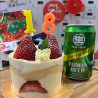 可能是啤酒、戚風蛋糕和顯示的文字是「 2025 8 生 DRAFT DRAFTBEER BEER 18 TAIWAN BEER 健低源保樂」的圖像