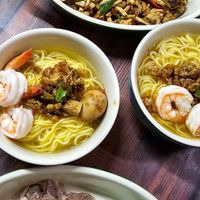 可能是拉麵、水波蛋、麵、義大利麵、炒麵和文字的圖像