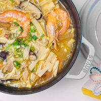 可能是麵、豆腐、火鍋和文字的圖像