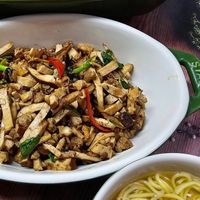 可能是香菇、義大利麵、拉麵、豆腐和炒麵的圖像