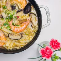 可能是義大利麵、拉麵和麵的圖像