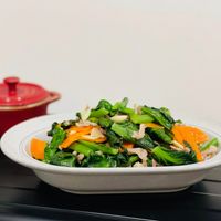 可能是綠葉甘藍、炒麵和豆腐的圖像