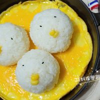 可能是蛋黃、歐姆蛋和文字的圖像