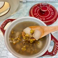 可能是粥和顯示的文字是「 13 CAFEDO HAUT N° 738 FOTA COTTE STAUB AUB STALB 今ば0 り」的圖像
