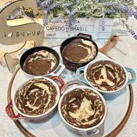 可能是舒芙蕾、戚風蛋糕和顯示的文字是「 900% 100. AH ICA CAFEDO CAFEDOBRASIL 한 BRASIL １9イアリは HAUT N" タ SAADO STAUR かい 세 ROISEEEE 」的圖像