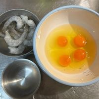 可能是蝦、水波蛋和蛋黃的圖像