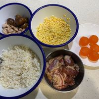 可能是豆腐、粥、蛋黃、北非小米飯和香菇的圖像