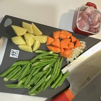 可能是食物、刀和文字的圖像