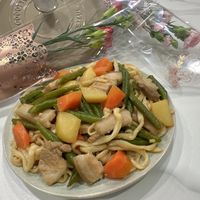 可能是義大利麵、炒麵和文字的圖像