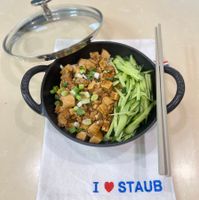 可能是‎豆腐和‎顯示的文字是「 ‎ر I STAUB‎ 」‎‎ 的圖像
