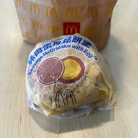 可能是‎英式瑪芬和‎顯示的文字是「 ‎mmm ل m m mmar m 者肉蛋 EYE McGriddles MoGriddles withEgg with E99 Egg Sausage 0 香香‎」‎‎ 的圖像