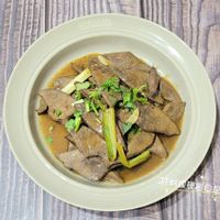 可能是燉小牛膝、肉排和文字的圖像