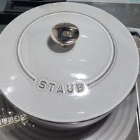 可能是顯示的文字是「 ΤΑΟ SEE STAUB STAUB STAUB 料理學習日記」的圖像