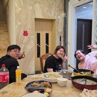 可能是 4 個人、壽司和炒麵的圖像
