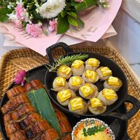 可能是食物、花和文字的圖像