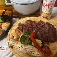 可能是肉排和顯示的文字是「养 ラン STIUB ChVLS MAGIC マジックソルト SARLIC GARLIC SALT SAAGIC めさ staub taub® BOЛKwce 」的圖像