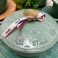 可能是顯示的文字是「 staub staub staub 茶 STAUB 」的圖像