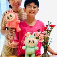 可能是 1 人和玩具的圖像