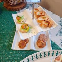 可能是煙燻鮭魚、無花果、水果塔和顯示的文字是「 ព 楊太太厨房烘浩筆記 手# 」的圖像